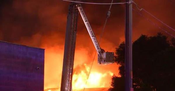 墨尔本工厂发生“可疑”火灾，两人死亡